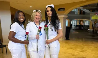 奥兰多护理学院毕业生带着玫瑰微笑